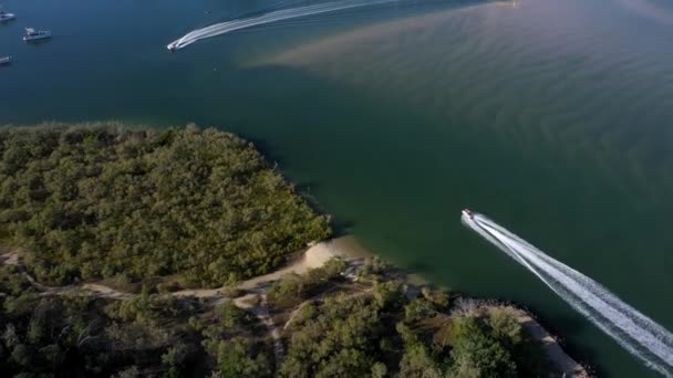 Boats Noosa River Aerial Tilt Reveals Noosa Heads Resort Town — Stock Video