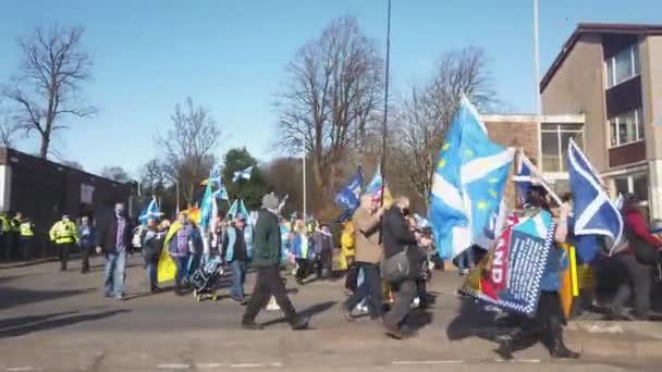 Eine Gruppe Von Schottischen Unabhängigkeitsgegnern Ging Auf Die Straße — Stockvideo