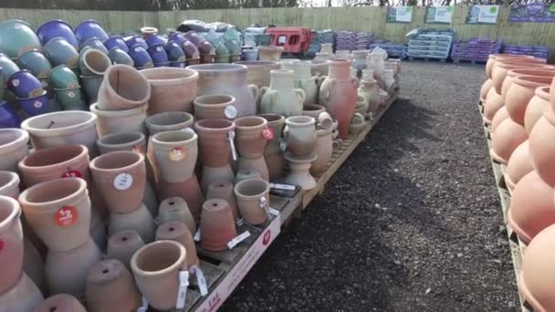 Rader Terrakotta Och Keramiska Krukor Till Salu Trädgård Centrum — Stockvideo