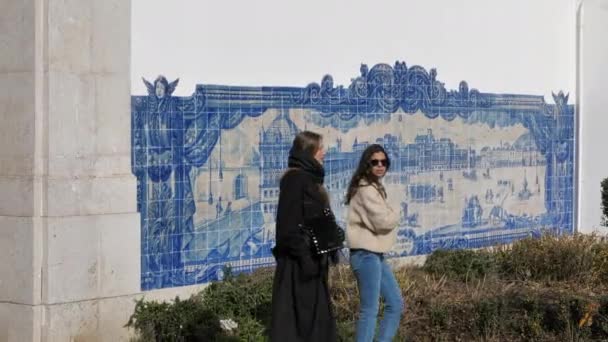 Γυναίκες Περνούν Μπροστά Από Παραδοσιακό Azulejo Στη Λισαβόνα Τζιμπάλ — Αρχείο Βίντεο