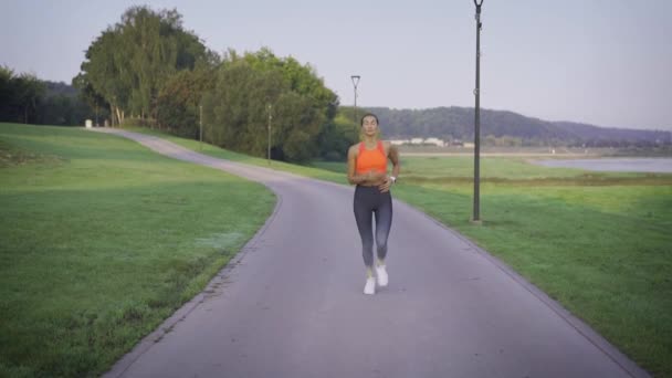 Mulher Parar Correr Sessão Parque Cidade Ela Está Cansada Depois — Vídeo de Stock