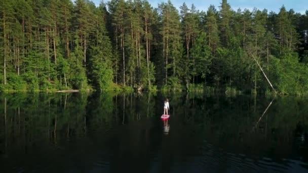 Luchtfoto Drone Camera Beelden Van Jonge Mooie Kaukasische Vrouw Peddelen — Stockvideo