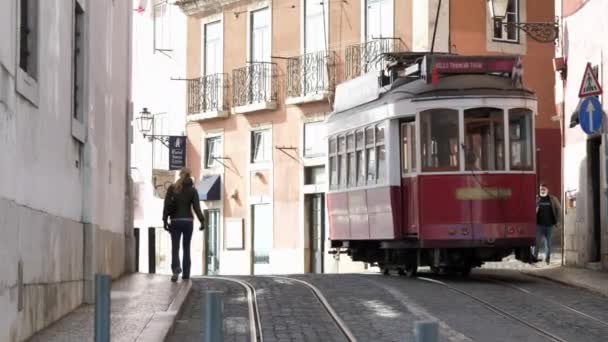 Adegan Perkotaan Lisbon Dengan Retro Tram Dan Orang Orang Berjalan — Stok Video