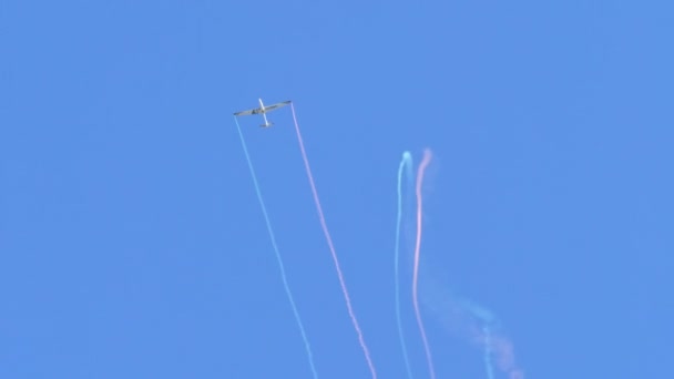 Aerobatic Airshow Performing Blue Clear Sky Leaving Colorful Smoke Spiral — Stockvideo