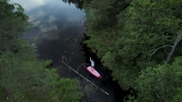 Femme Explore Chemin Serré Lac Sur Conseil Sup — Video