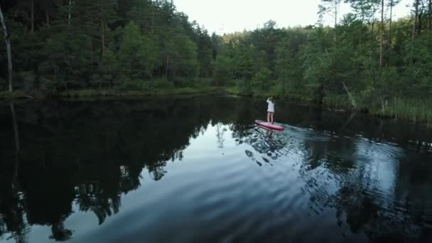 Femme Avec Sup Board Explorant Lac Marécageux Sombre Dans Nature — Video