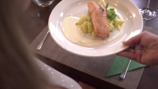 Servieren Von Fischgerichten Auf Dem Tisch Des Luxus Restaurants Aus — Stockvideo