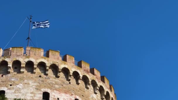 Греческий Флаг Салониках Греция Вершине Белой Башни — стоковое видео