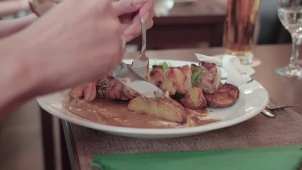 Zbliżenie Żeńskich Rąk Nożem Widelcem Serwowane Posiłek Ekskluzywnej Restauracji — Wideo stockowe