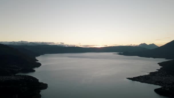 Still Lake Water Majestic Mountain Silhouette Rostro Maya Sundown Αεροφωτογραφία — Αρχείο Βίντεο