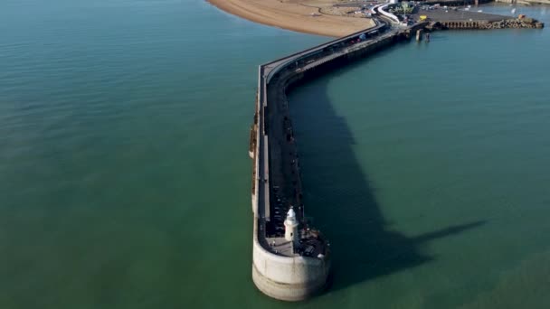 Folkestone Harbour Drone Voar Para Frente Tempo Ensolarado — Vídeo de Stock