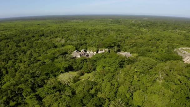 向阳光普照的墨西哥的Ek Balam废墟飞去的空中景观 无人驾驶飞机射击 — 图库视频影像