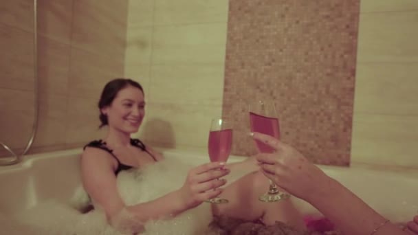 バブルバスで2人の若い女性の友人 笑顔と酒 ウェルネススパのコンセプト スローモーション — ストック動画