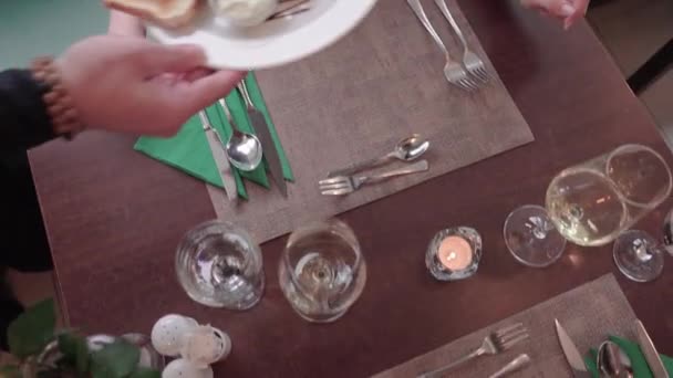 Podawanie Talerzy Posiłkami Dla Kilku Przyjaciół Jadalni Tabeli Ekskluzywnej Restauracji — Wideo stockowe