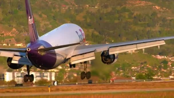 Fed Plane Landing Burbank Airport Golden Hour Los Angeles Usa — Vídeos de Stock