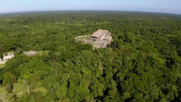Balamのマヤ寺院の遺跡の周りの空中ビュー 日当たりの良いメキシコ ドローンショット — ストック動画
