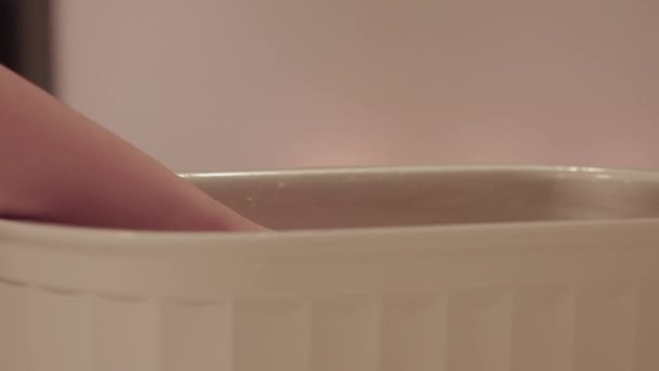Tangan Perempuan Mangkuk Dengan Wax Panas Paraffin Lipat Perawatan Pusat — Stok Video