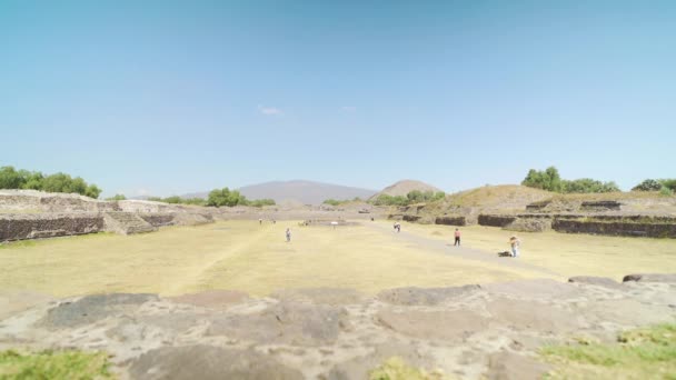 Wide Shot Pre Columbian Teotihuacan Pyramids Site Mexico Tourists Distance — Vídeos de Stock