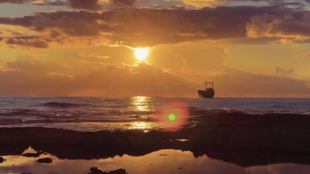 Silhoutted Young Man Walks Mediterranean Sea Demetrios Shipwreck Sunset Paphos — 비디오