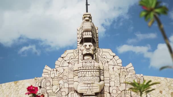 花や雲とメキシコのダウンタウンのメリダの故郷の記念碑のラウンド パトリア記念碑 マヤ様式 — ストック動画