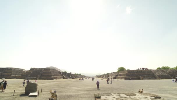 Τουρίστες Συγκεντρώνονται Στις Αρχαίες Πυραμίδες Του Τεοτιχουακάν Έξω Από Την — Αρχείο Βίντεο