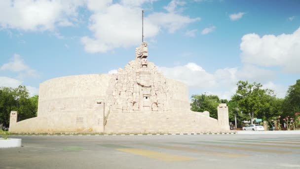 メキシコのメリダにあるパセオ モンテジョ Paseo Montejo の象徴的なマヤの故郷の記念碑 記念碑ラ パトリア を通過します ワイドショット4K — ストック動画