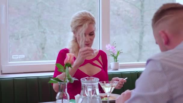 Romantiskt Par Lunch Datum Man Och Kvinna Efter Matbord Exklusiva — Stockvideo