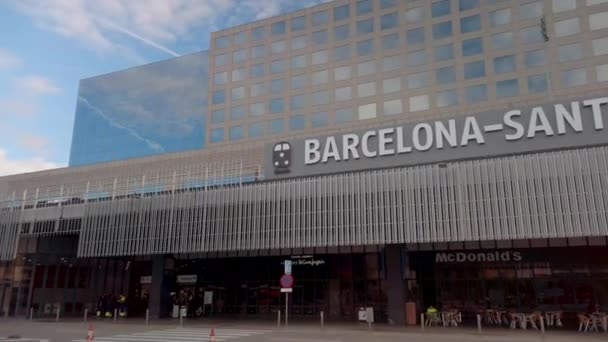 Einige Aufnahmen Vom Bahnhof Sans Barcelona Katalonien Spanien Die Reisende — Stockvideo