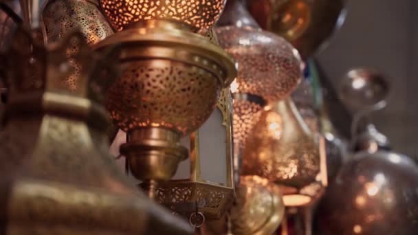 Lâmpada Marroquina Tradicional Com Velas Acesas Dentro Close Motion View — Vídeo de Stock