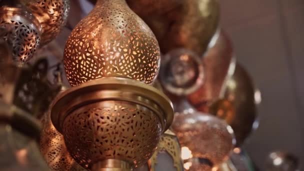Vintage Traditionelle Marokkanische Kerzenlicht Lampe Der Marktwand Nahaufnahme Motion View — Stockvideo