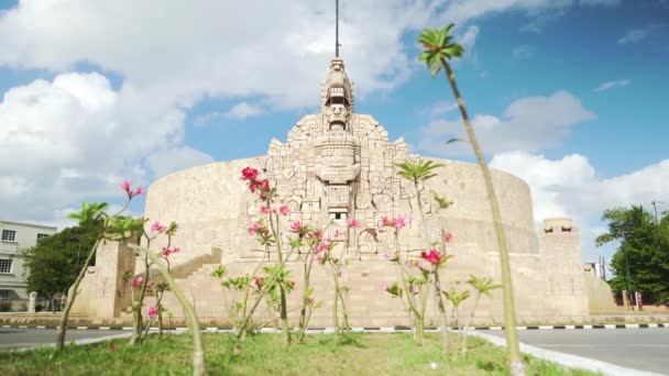Národní Památka Kruhový Objezd Centru Města Mrida Mexiko Růžovými Květy — Stock video