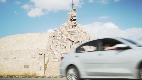 Mayan Style Homeland Monument Monument Patria Merida Yucatan Traffic Going — Vídeo de Stock