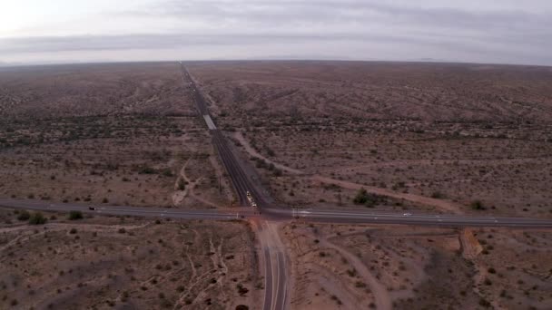 Static Aerial View Crossroads Desert — Vídeo de Stock