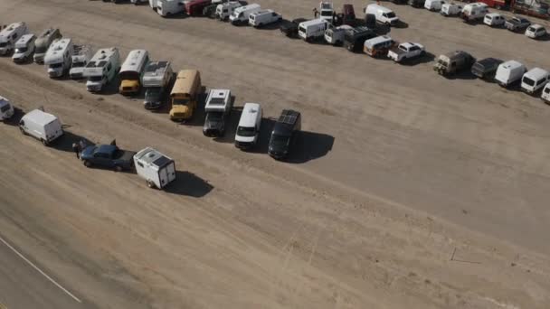 Aerial Tilt Lines Motorhomes Parked Arizona Desert — Vídeo de Stock