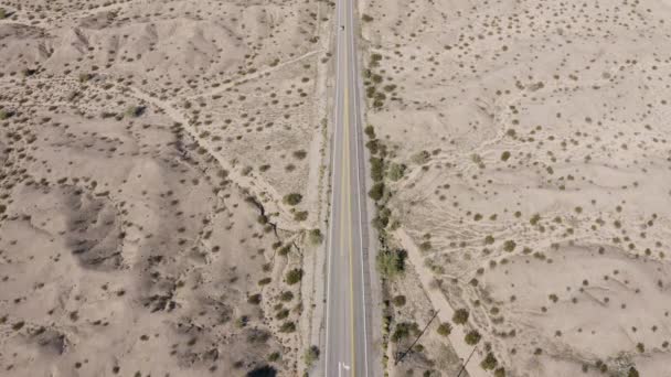 Статический Вид Воздуха Автомобили Едущие Дороге Пустыне Аризоны — стоковое видео