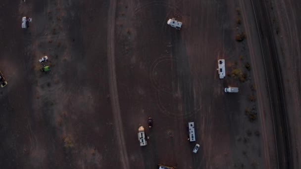Aerial Top View Motorhomes Parked Desert Golden Hour — ストック動画