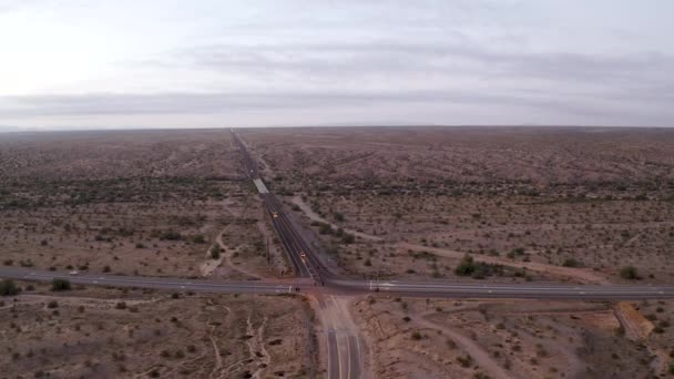 Luftaufnahme Einer Kreuzung Der Wüste Arizonas Zur Goldenen Stunde — Stockvideo