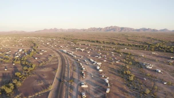 Aerial Pull Back Long Desert Shadows Dusk — Vídeo de Stock