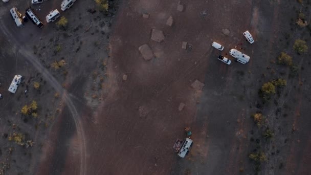 Aerial Top View Rvs Parked Arizona Desert Tilting Sun — Vídeo de stock