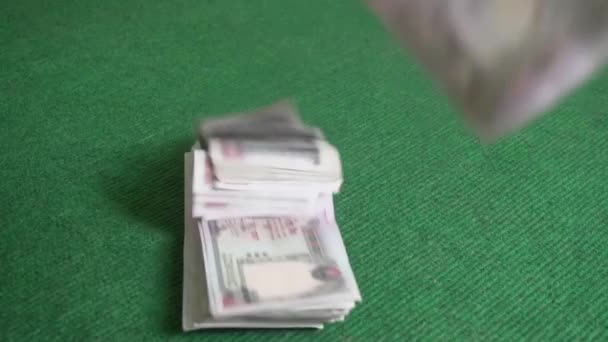 ネパールの通貨はテーブルの上に落ちている スローモーション ネパールルピーだ ネパール千のメモ — ストック動画