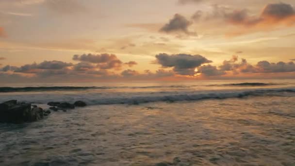 Αεροφωτογραφία Χαμηλή Πάνω Από Κύματα Κατά Διάρκεια Ενός Δραματικού Ηλιοβασιλέματος — Αρχείο Βίντεο