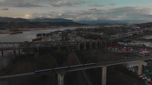 Skytrain Transport Commun Arrive Dans Secteur Industriel Scott Road Station — Video