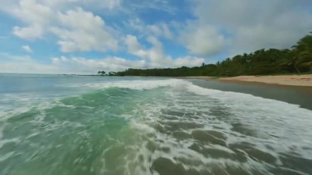 Fpv Drón Kilátás Hullámok Trópusi Tengerparton Napos Costa Rica Pov — Stock videók