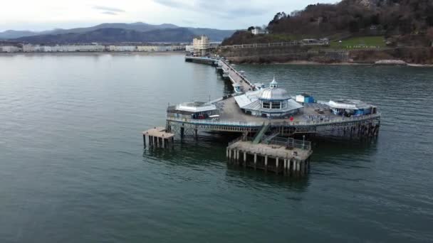 Elegant Stretching Victorian Welsh Llandudno Pier Aerial View Fast Orbit — Stockvideo