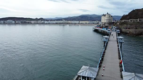 Vista Aérea Panorámica Ciudad Frente Mar Llandudno Siguiendo Muelle Victoriano — Vídeos de Stock