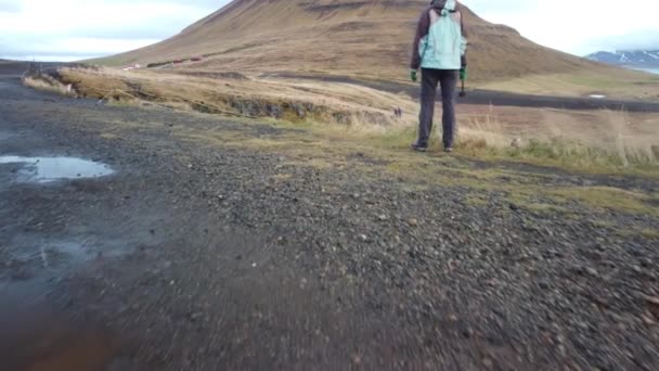 Kobieta Stojąca Przed Kirkjufellsfoss Słynnym Wodospadem Islandii Widok Lotu Ptaka — Wideo stockowe