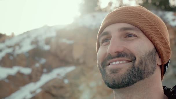 Guapo Lindo Macho Milenario Envuelto Engranaje Invierno Sonríe Con Vistas — Vídeo de stock