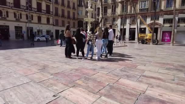 Grupo Pessoas Praça Málaga Mulheres Espanholas Com Suas Costas Contra — Vídeo de Stock