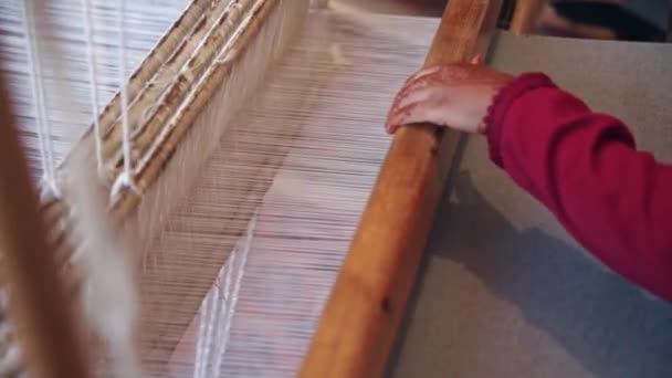 Öreg Ember Keze Antik Fából Készült Géppel Szövés Közelkép — Stock videók