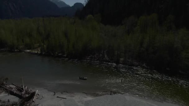 Insansız Hava Aracı Görüntüleri Iki Adamın Bir Nehirde Balık Tutarken — Stok video